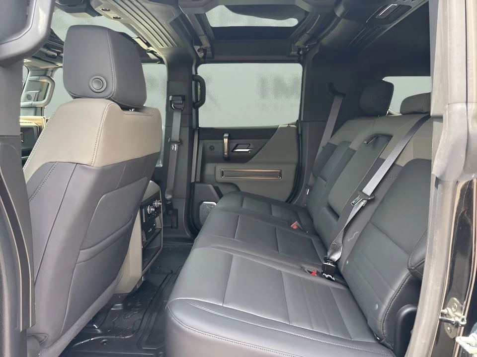 2025 GMC Hummer EV - Image 26 of 31