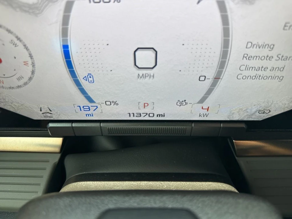 2025 GMC Hummer EV - Image 18 of 31