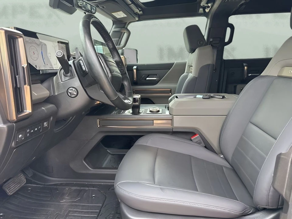 2025 GMC Hummer EV - Image 19 of 31