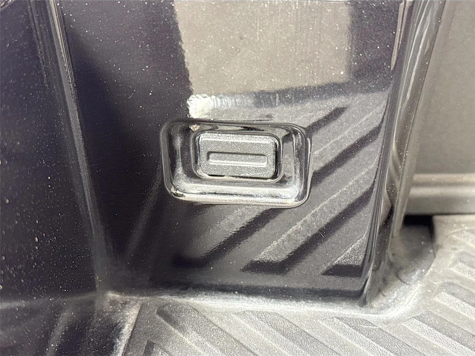 2025 GMC Hummer EV - Image 19 of 21