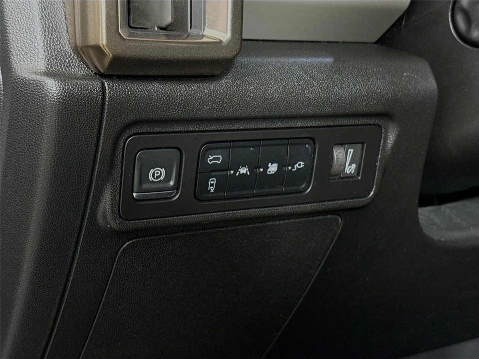2025 GMC Hummer EV - Image 8 of 14