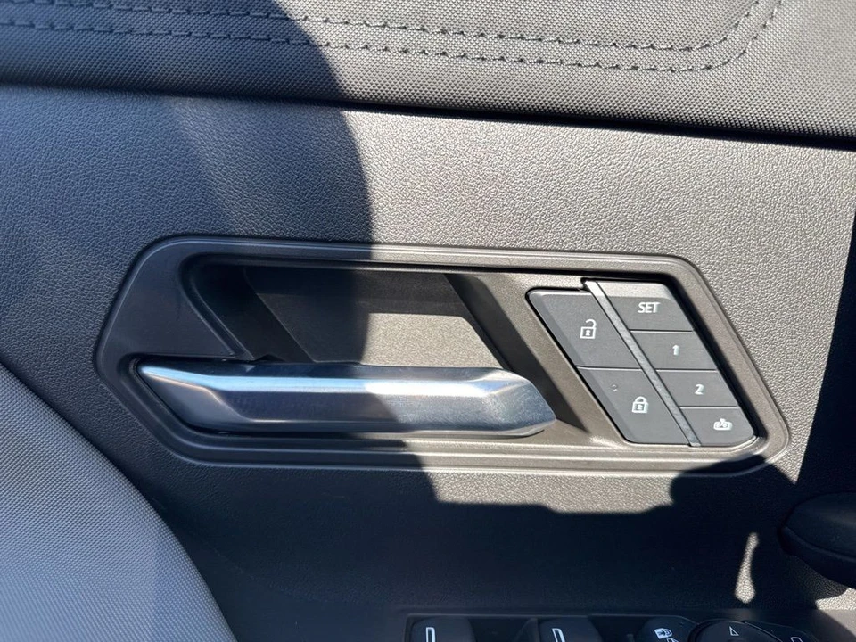 2025 GMC Hummer EV - Image 11 of 21