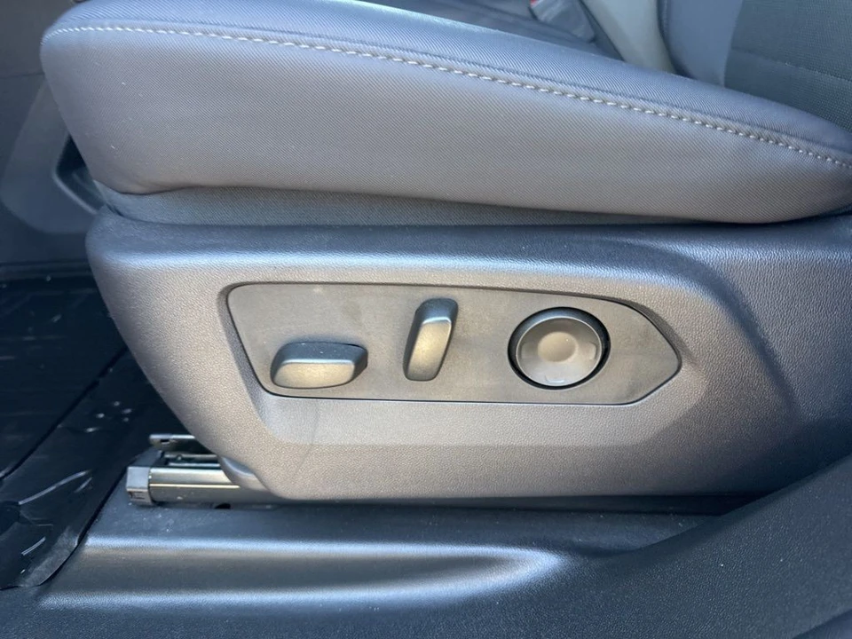 2025 GMC Hummer EV - Image 10 of 21