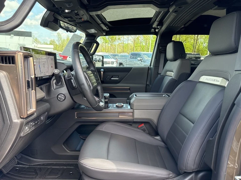 2025 GMC Hummer EV - Image 9 of 21