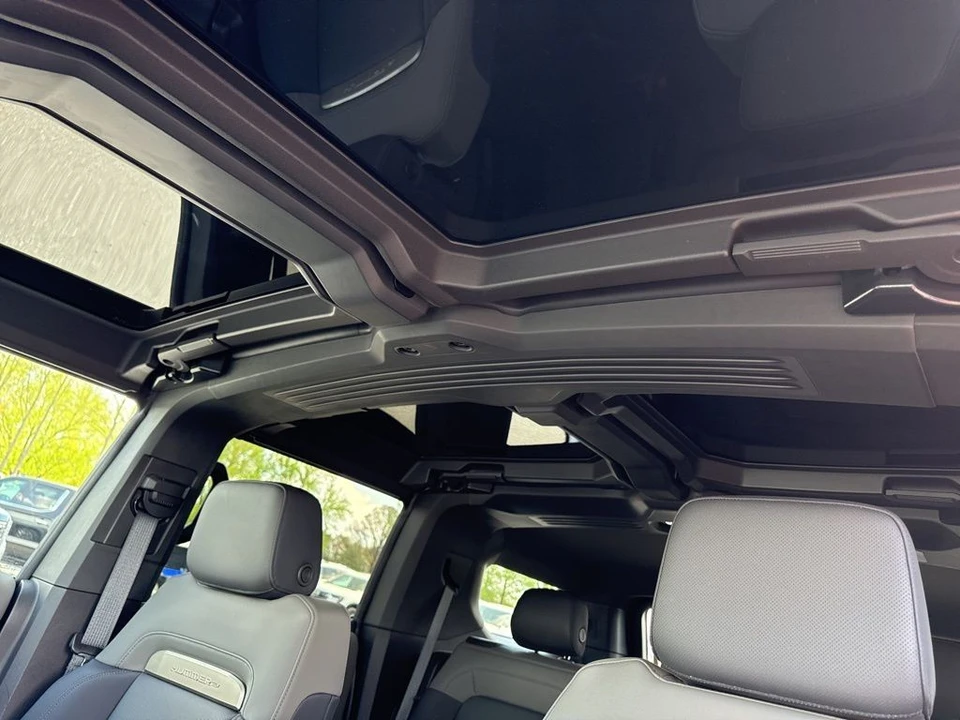 2025 GMC Hummer EV - Image 10 of 21