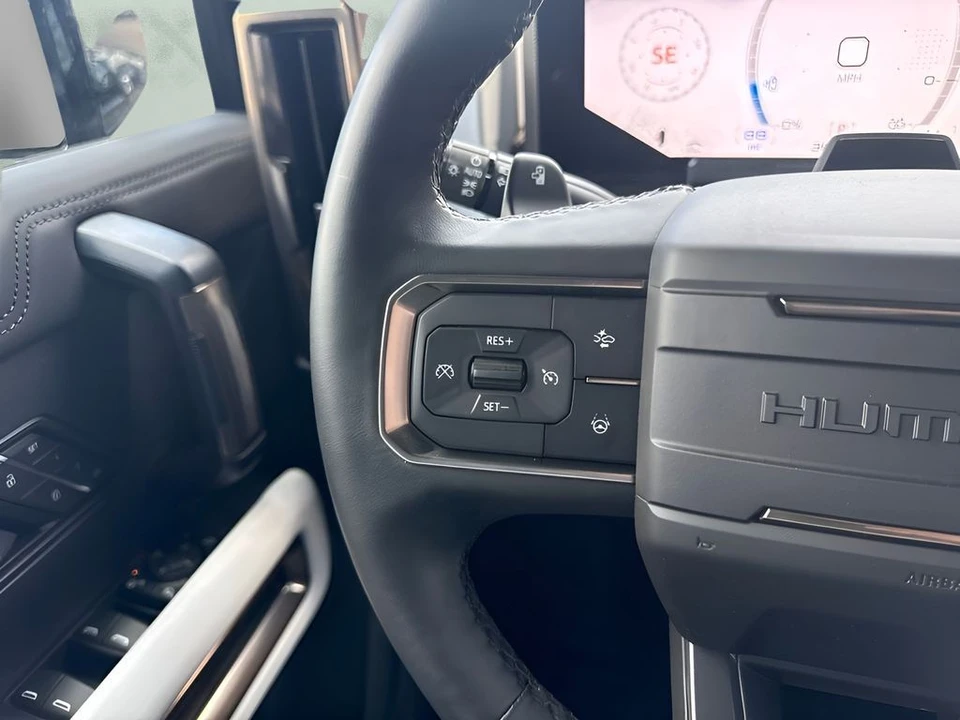 2025 GMC Hummer EV - Image 17 of 31
