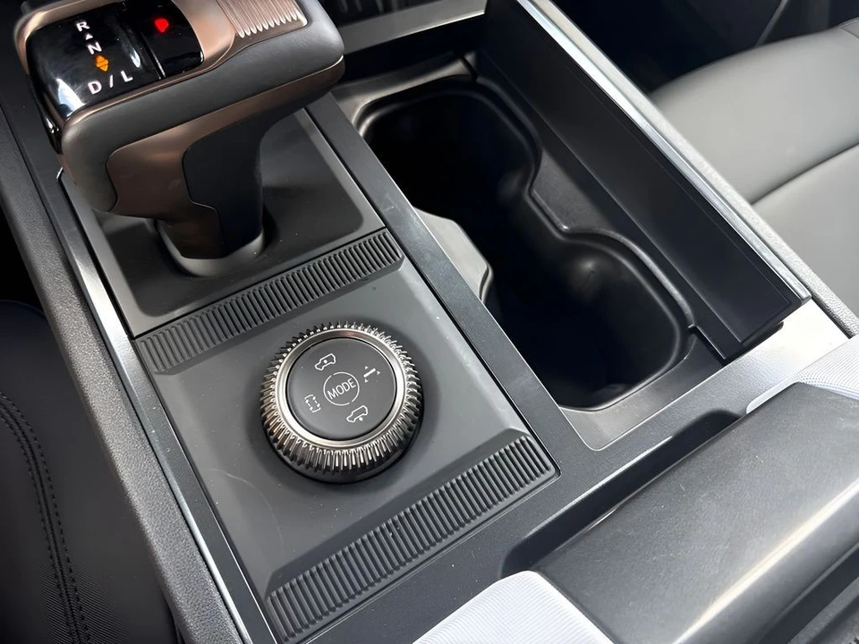2025 GMC Hummer EV - Image 22 of 31