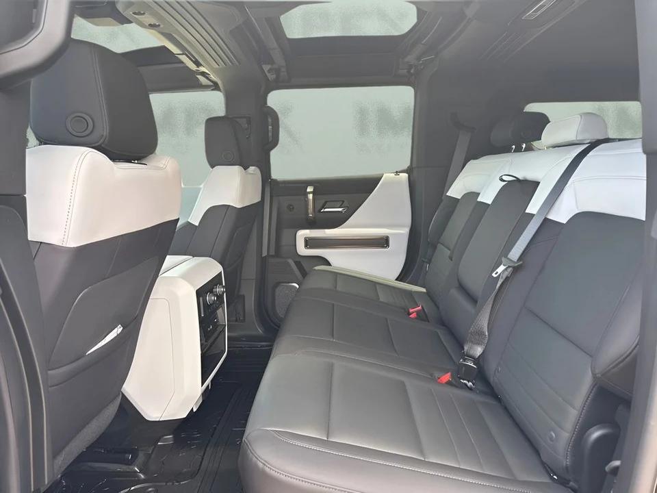 2025 GMC Hummer EV - Image 13 of 31