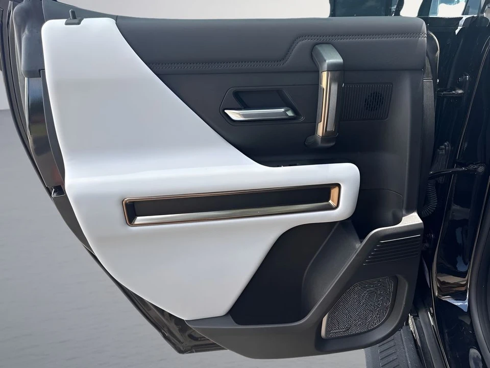 2025 GMC Hummer EV - Image 30 of 31