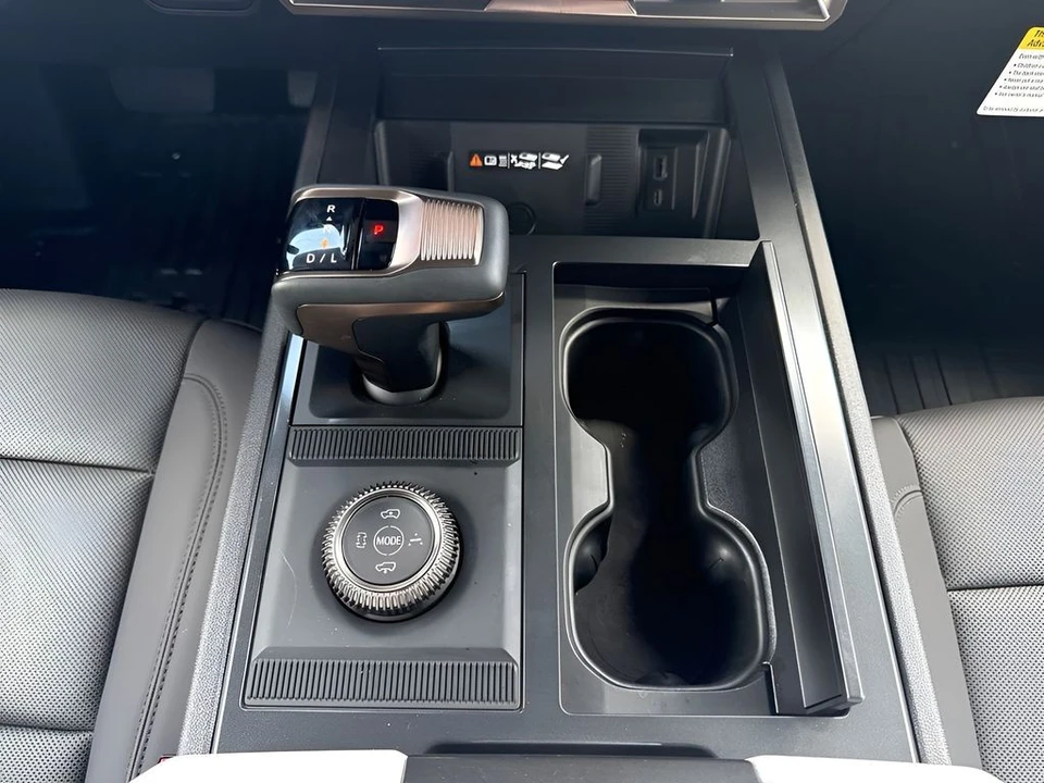 2025 GMC Hummer EV - Image 19 of 31