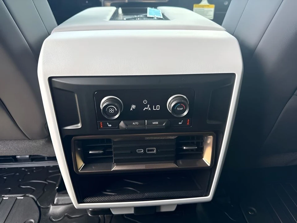 2025 GMC Hummer EV - Image 14 of 31