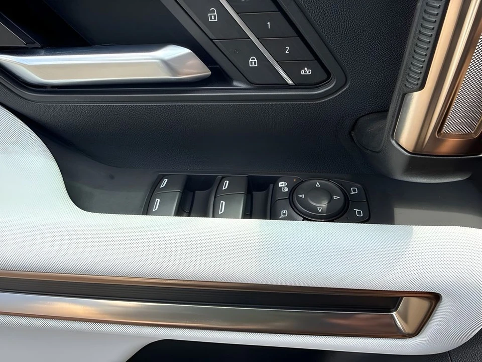 2025 GMC Hummer EV - Image 29 of 31