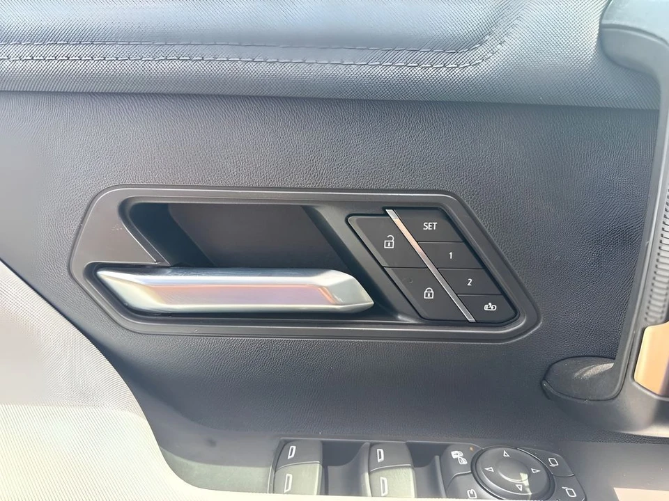 2025 GMC Hummer EV - Image 12 of 31
