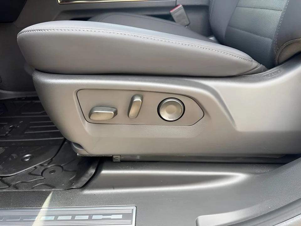 2025 GMC Hummer EV - Image 11 of 31