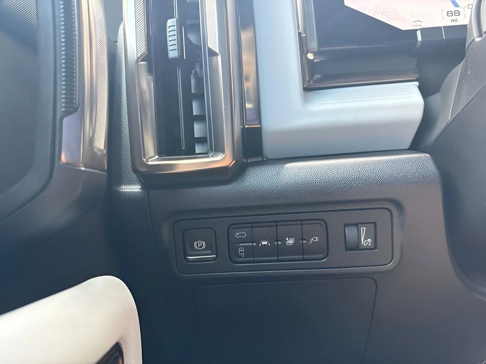 2025 GMC Hummer EV - Image 25 of 31