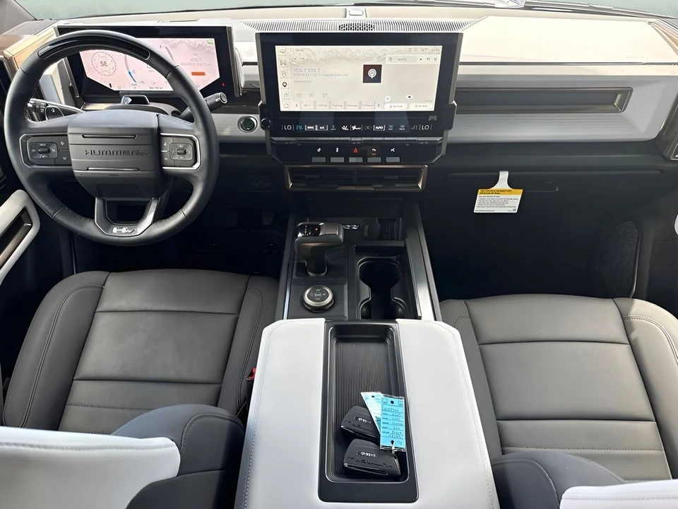 2025 GMC Hummer EV - Image 15 of 31