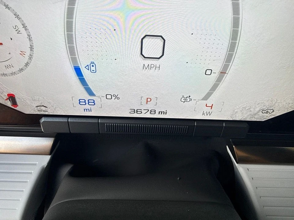2025 GMC Hummer EV - Image 27 of 31