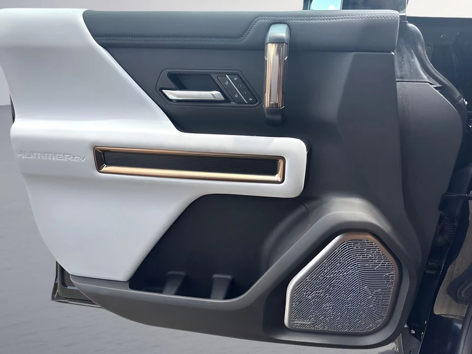 2025 GMC Hummer EV - Image 28 of 31