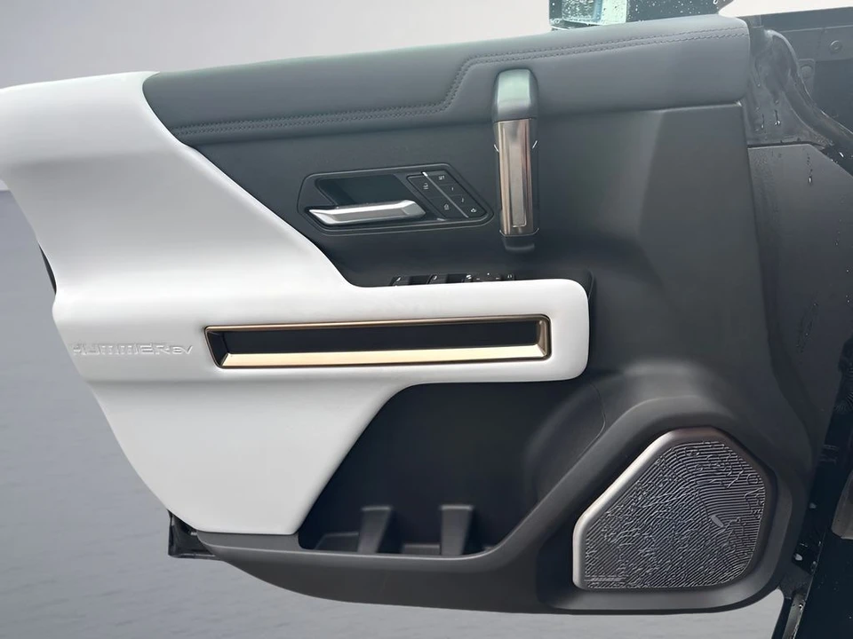 2025 GMC Hummer EV - Image 27 of 31