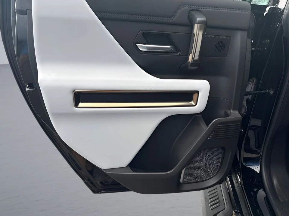 2025 GMC Hummer EV - Image 29 of 31