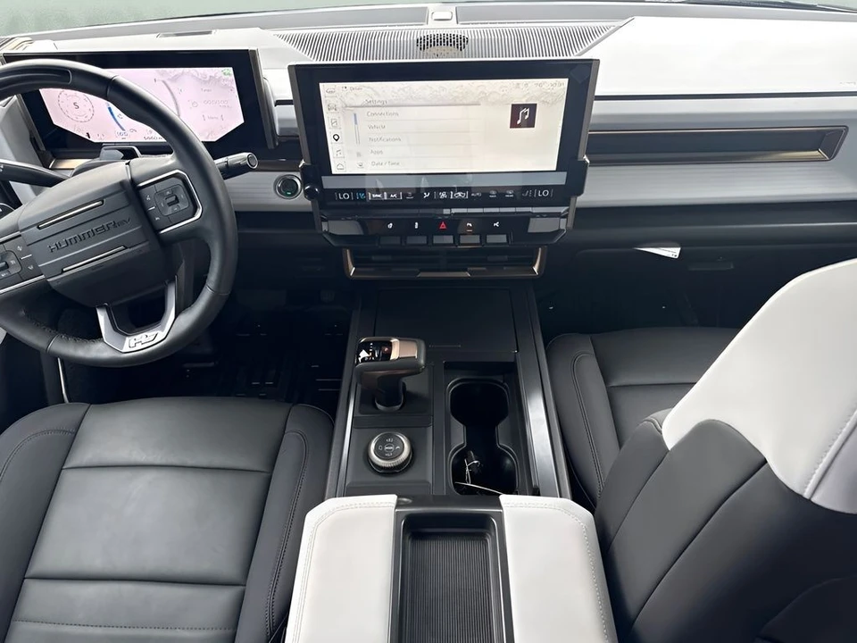 2025 GMC Hummer EV - Image 14 of 31