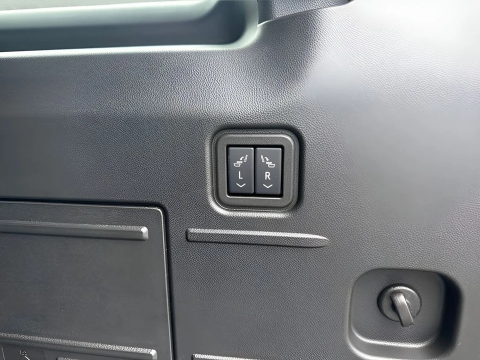 2025 GMC Hummer EV - Image 30 of 31