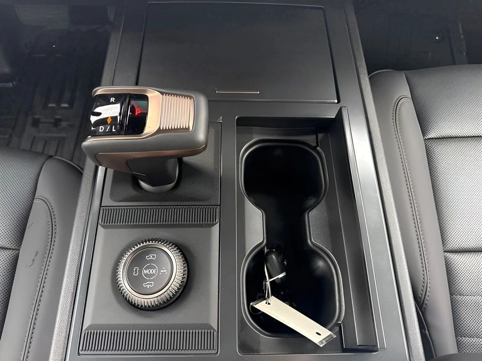 2025 GMC Hummer EV - Image 18 of 31