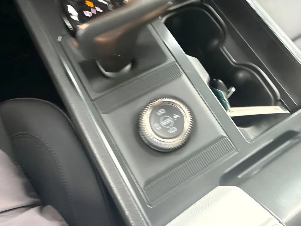 2025 GMC Hummer EV - Image 24 of 31
