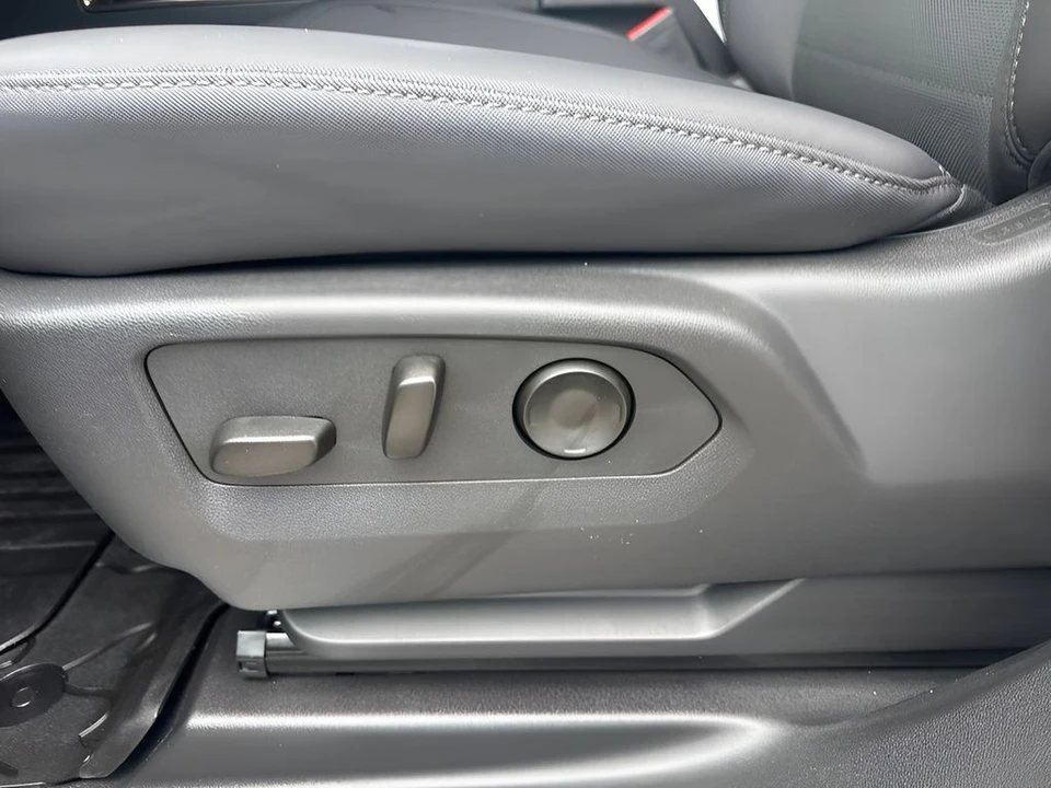 2025 GMC Hummer EV - Image 11 of 31