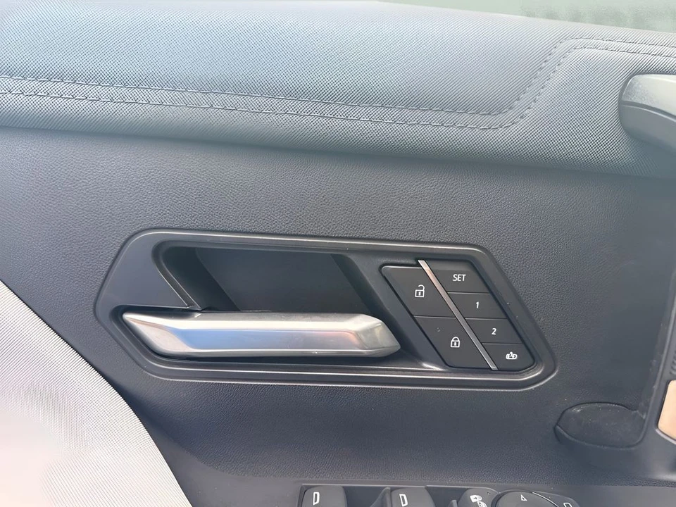 2025 GMC Hummer EV - Image 12 of 31
