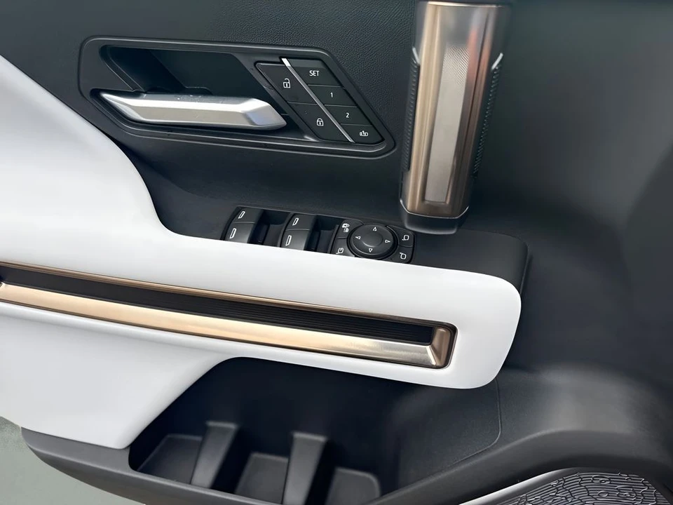 2025 GMC Hummer EV - Image 28 of 31