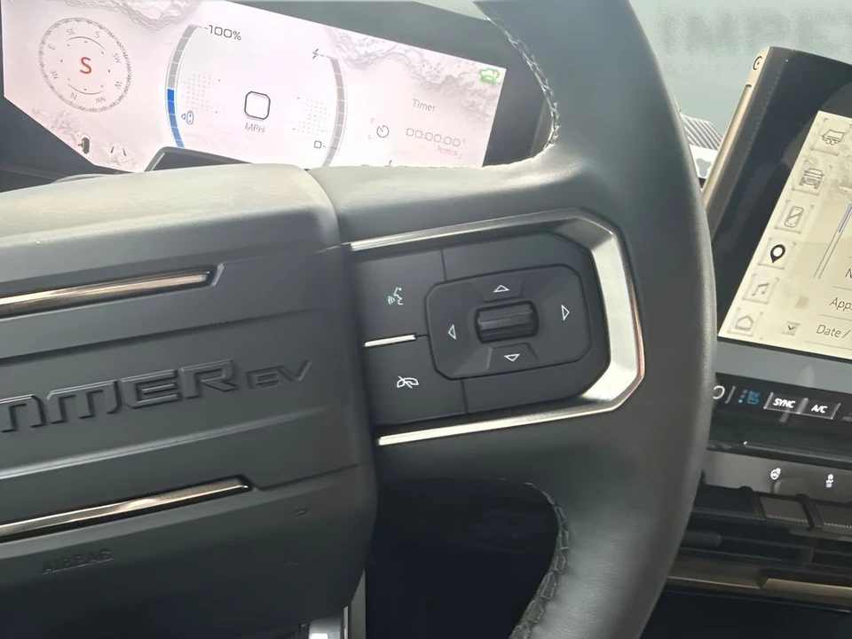 2025 GMC Hummer EV - Image 17 of 31