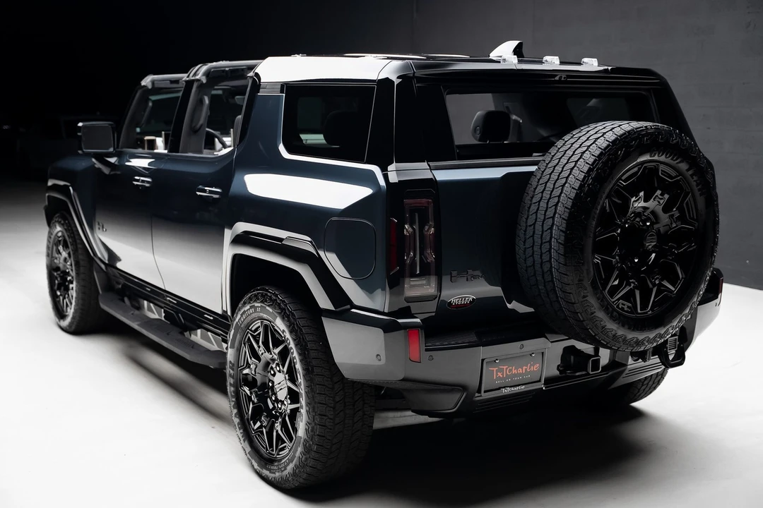 2025 GMC Hummer EV - Image 30 of 31