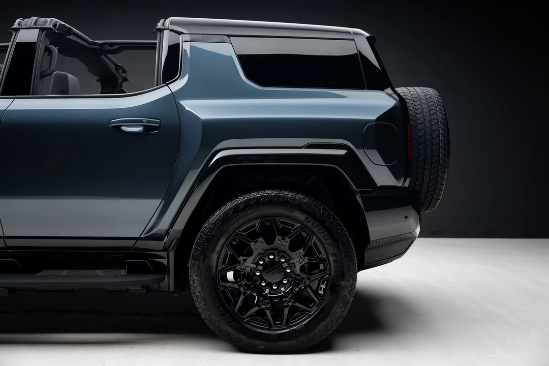 2025 GMC Hummer EV - Image 23 of 31