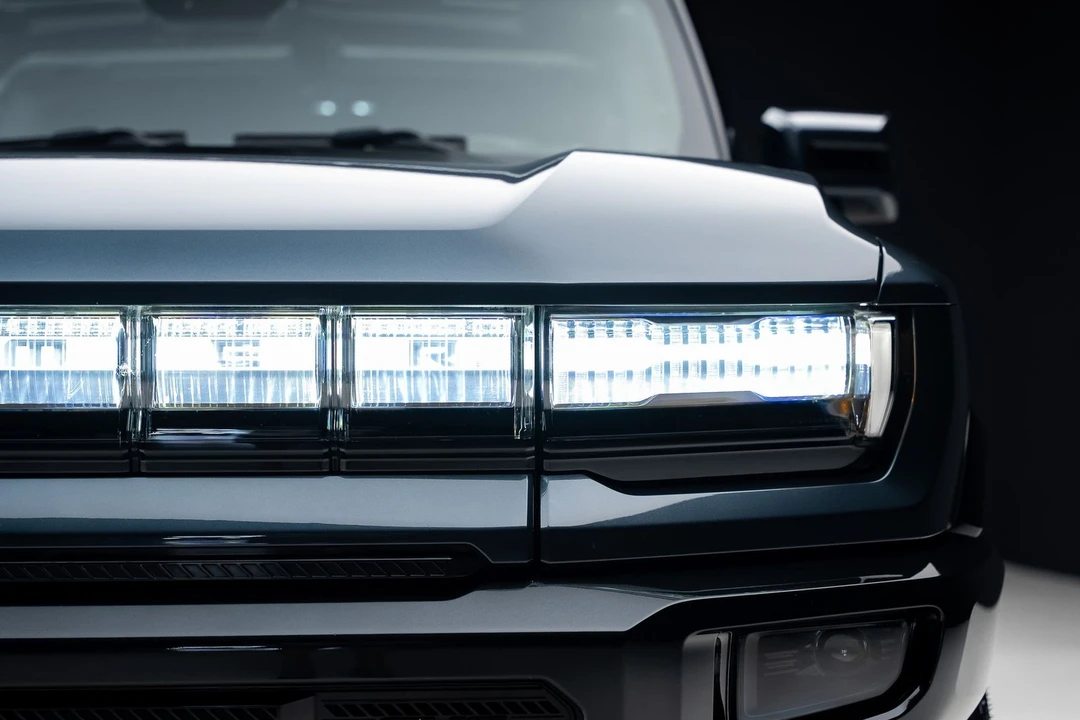 2025 GMC Hummer EV - Image 12 of 31