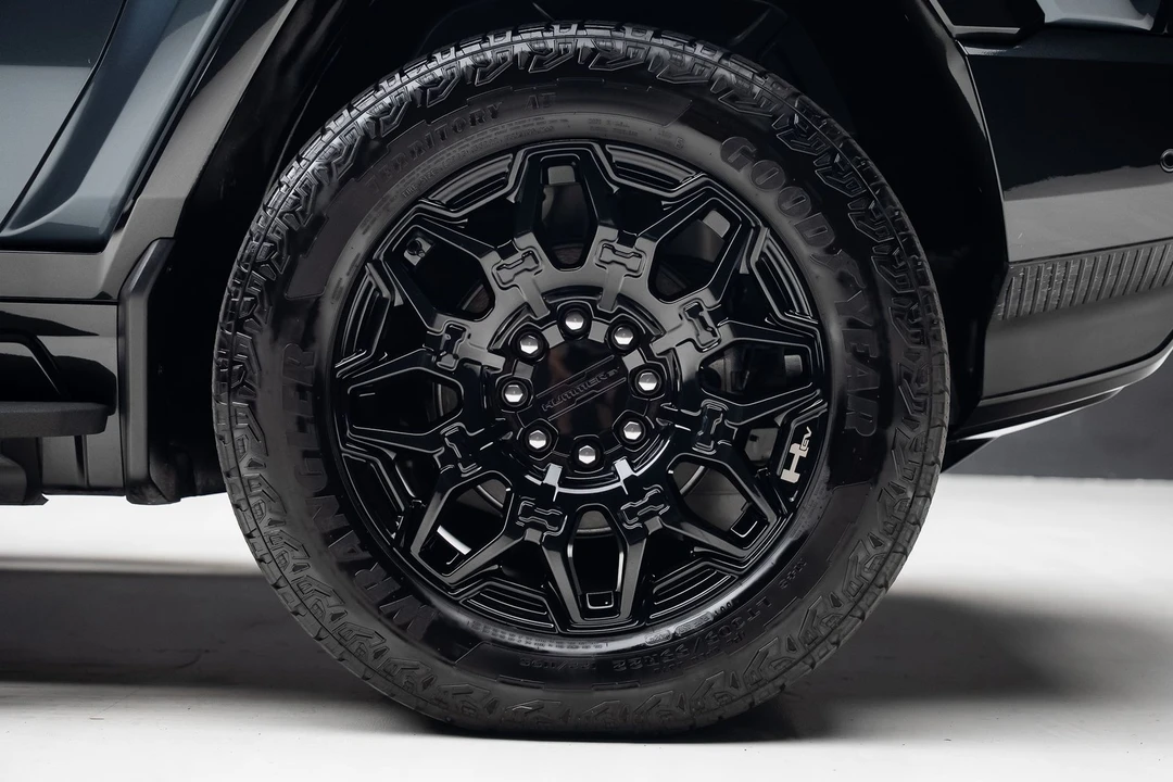 2025 GMC Hummer EV - Image 24 of 31