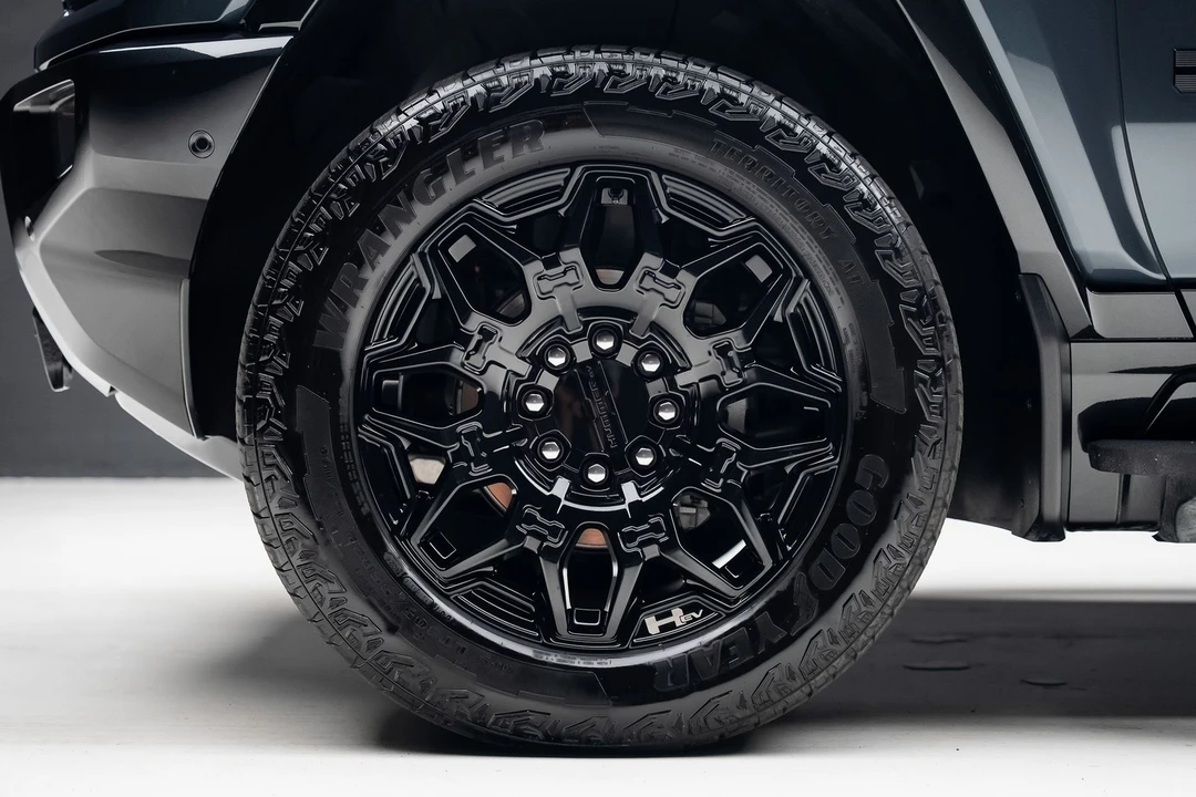 2025 GMC Hummer EV - Image 22 of 31