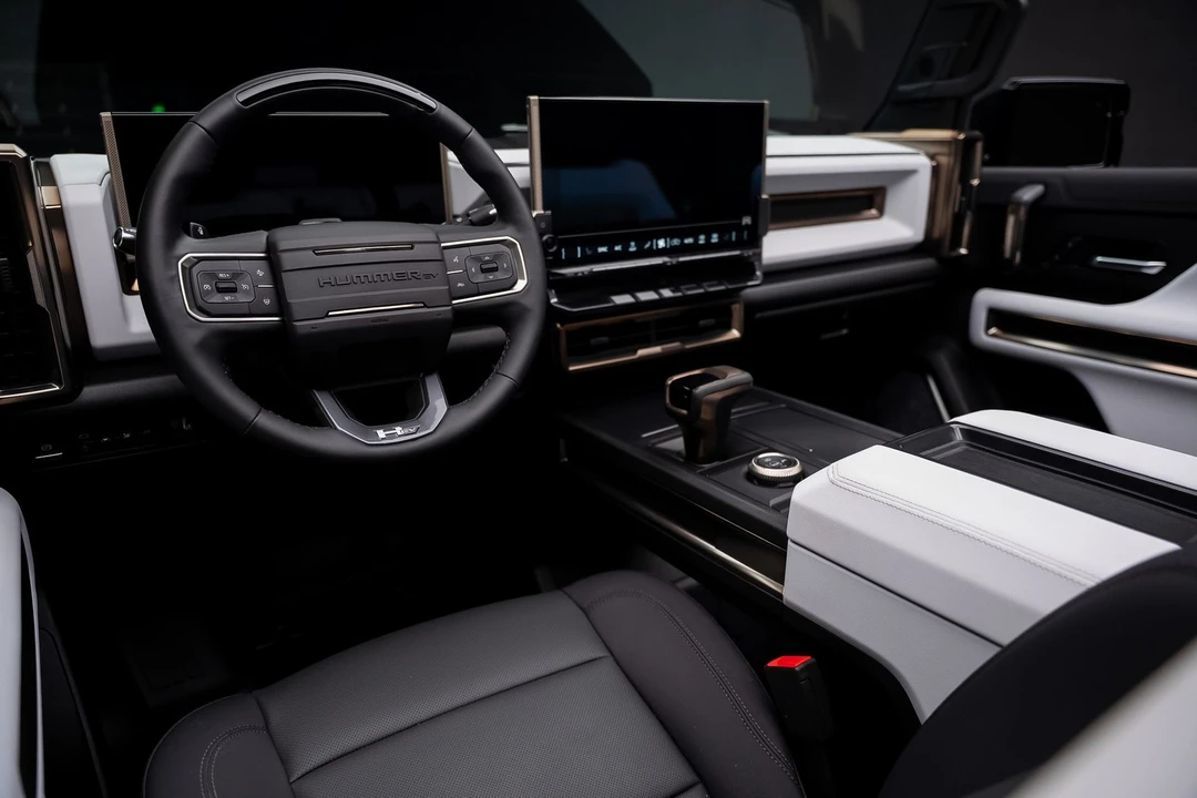 2025 GMC Hummer EV - Image 2 of 31