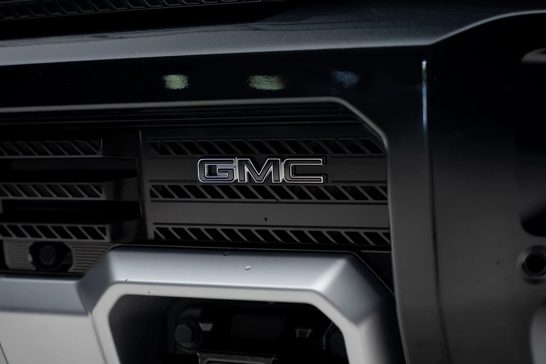 2025 GMC Hummer EV - Image 16 of 31