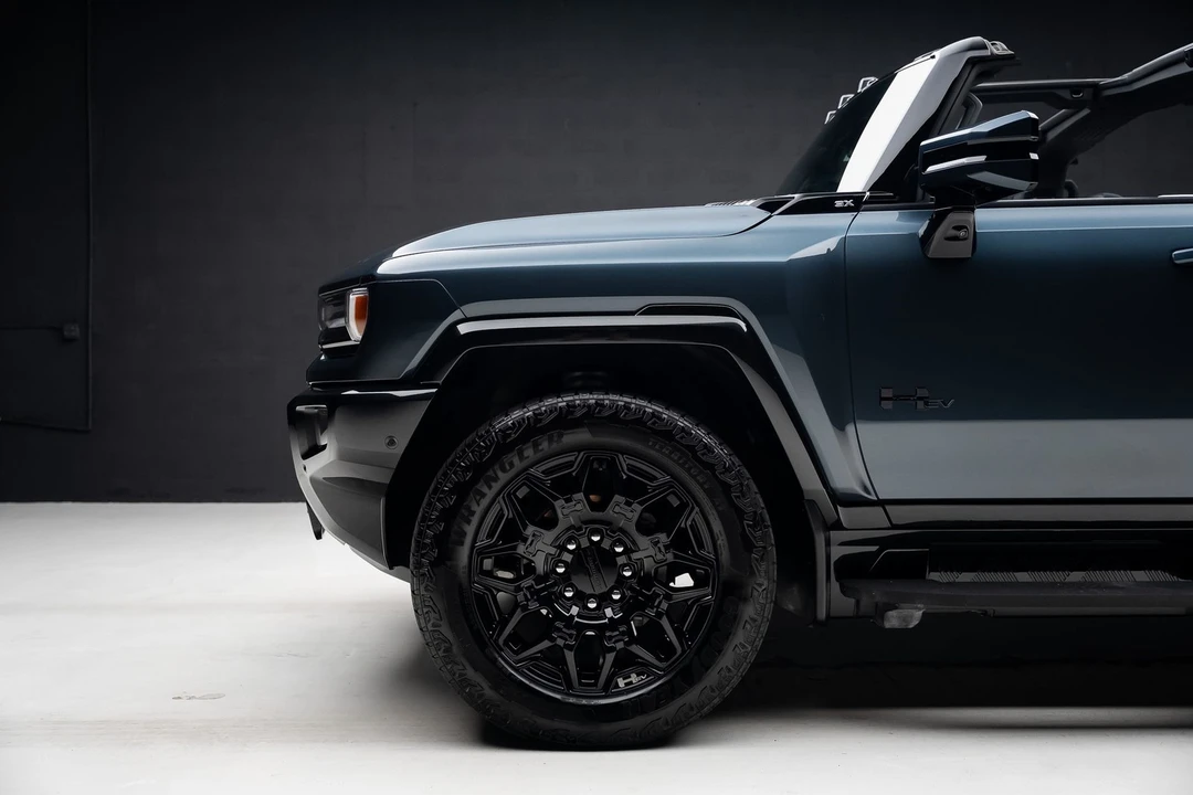 2025 GMC Hummer EV - Image 21 of 31