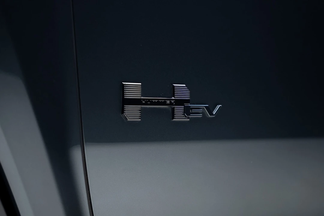 2025 GMC Hummer EV - Image 27 of 31