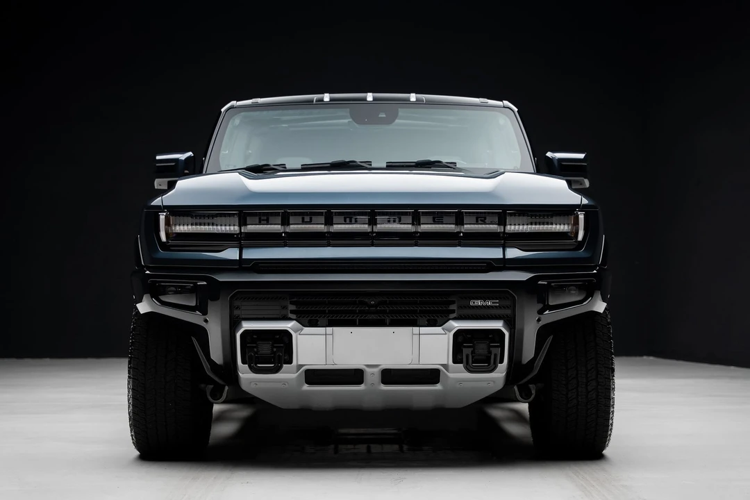 2025 GMC Hummer EV - Image 10 of 31