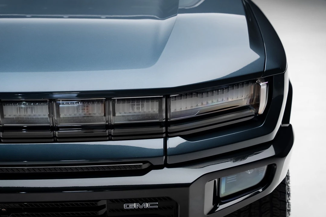 2025 GMC Hummer EV - Image 13 of 31