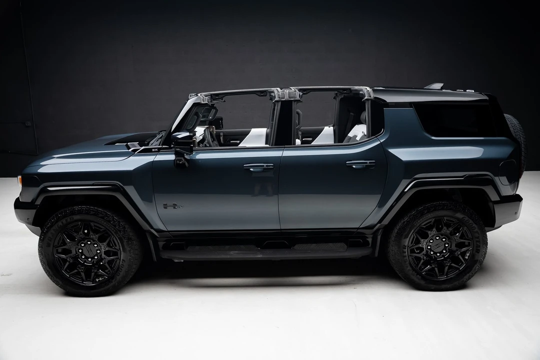 2025 GMC Hummer EV - Image 19 of 31