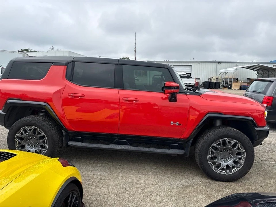2025 GMC Hummer EV - Image 15 of 15