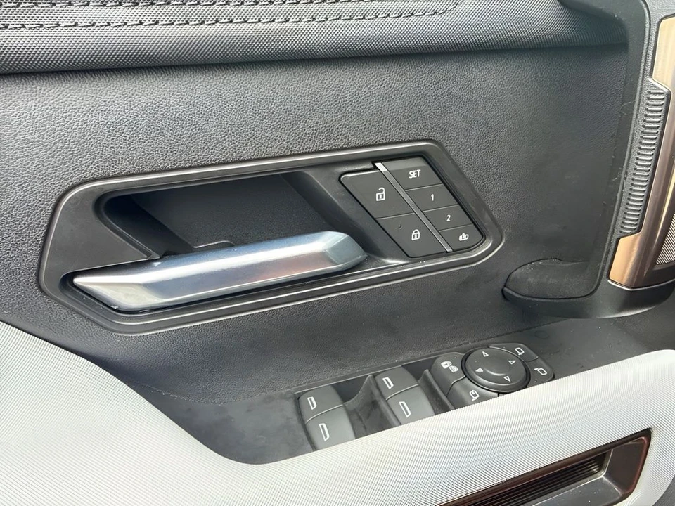 2025 GMC Hummer EV - Image 10 of 15