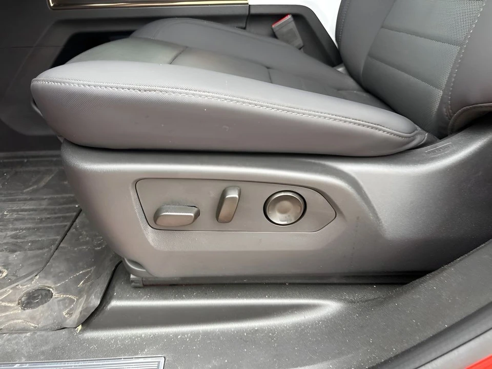 2025 GMC Hummer EV - Image 9 of 15