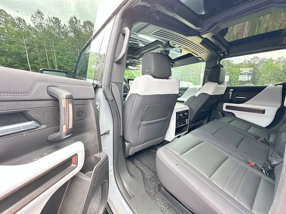 2025 GMC Hummer EV - Image 14 of 20