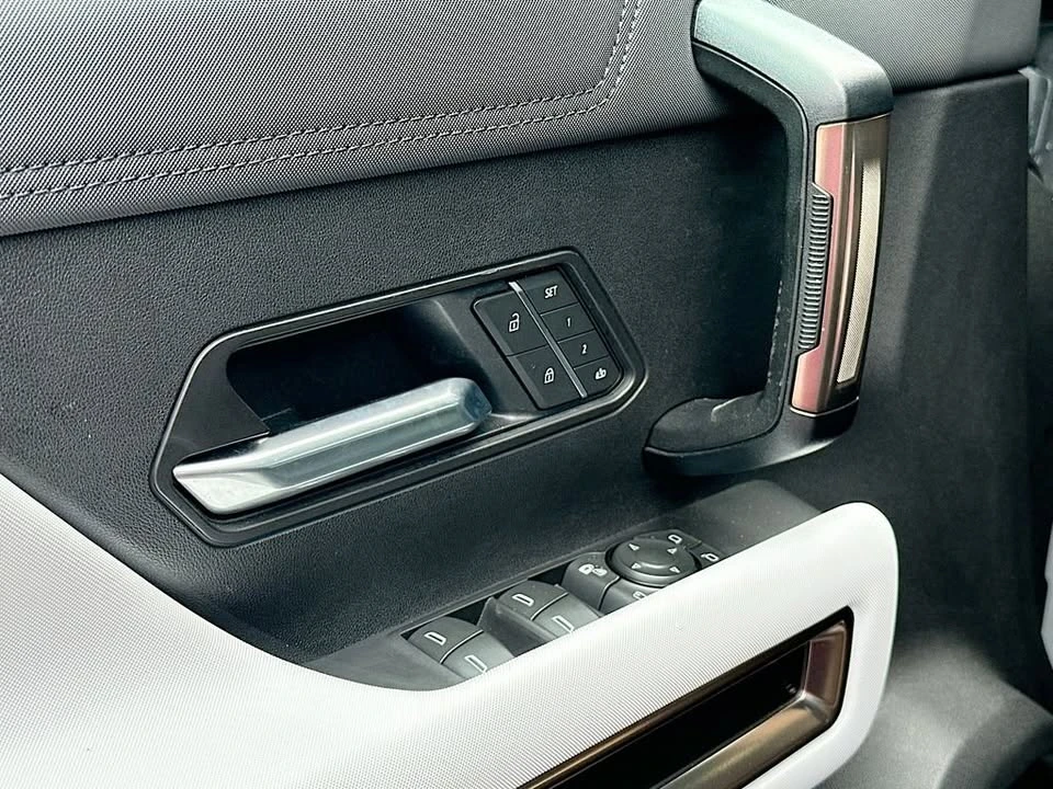2025 GMC Hummer EV - Image 18 of 20