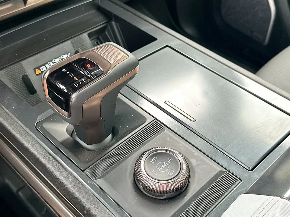 2025 GMC Hummer EV - Image 19 of 20